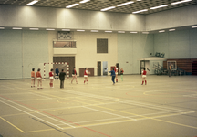 801890 Afbeelding van een handbalwedstrijd (of -training) in de Sporthal Catharijne (Jaarbeursplein 21) te Utrecht.